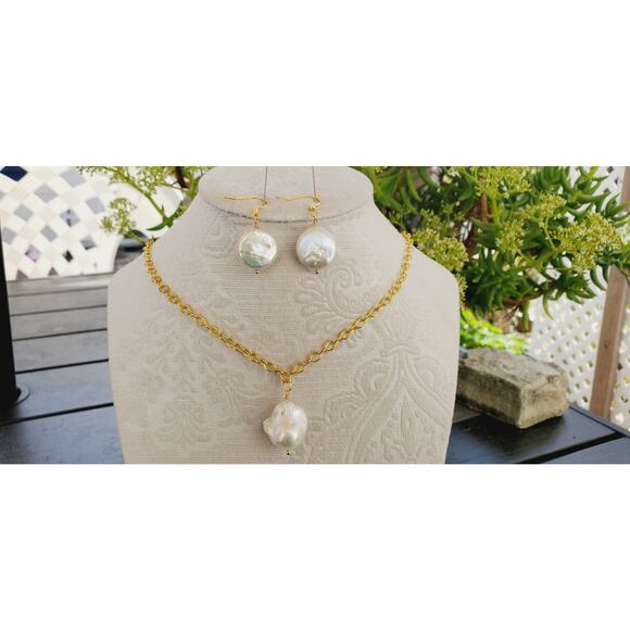 Stunning Baroque Pearl Jewelry Set Necklace has an Adjustable Length Chain - Picture 2 of 4